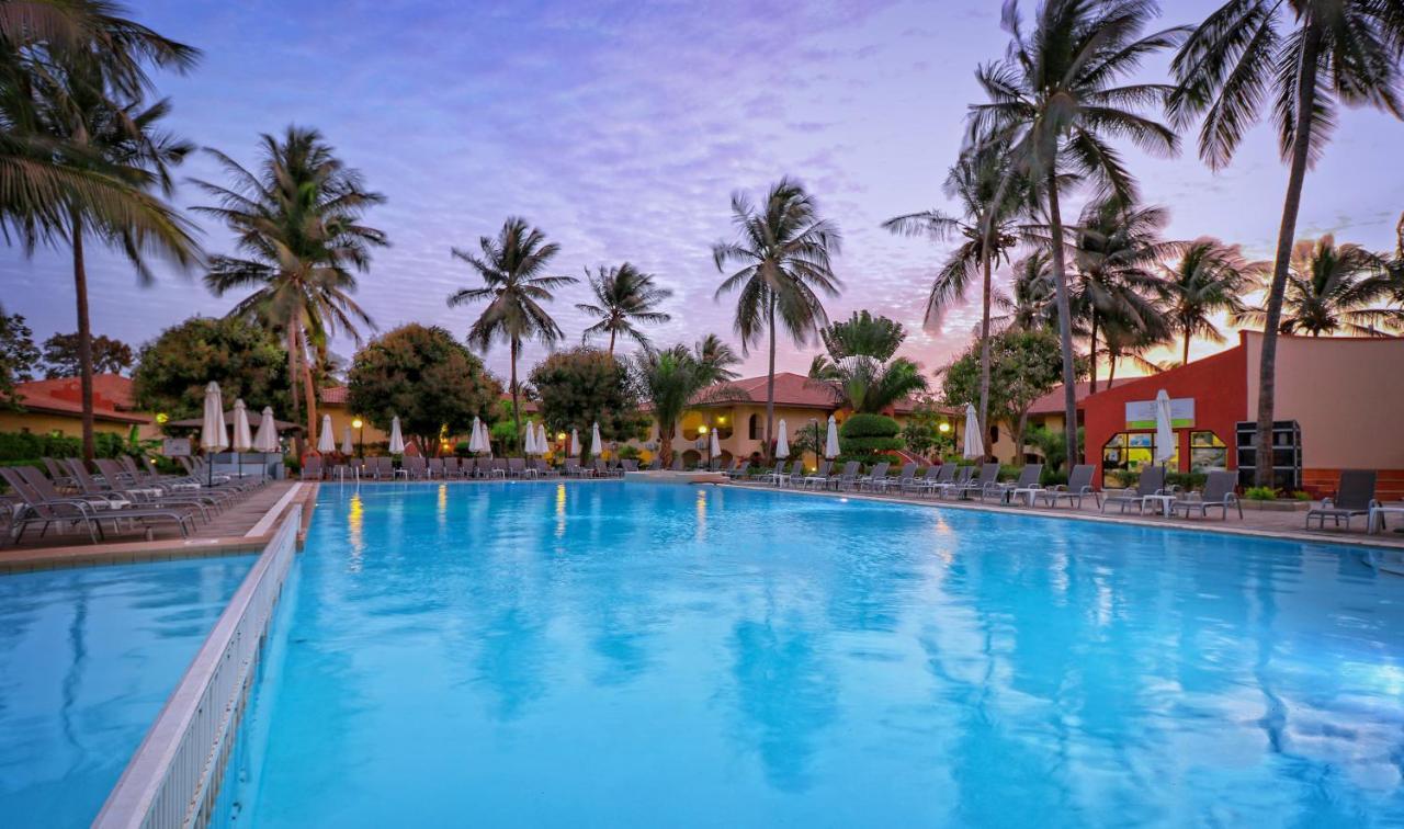 Ocean Bay Hotel & Resort Bakau エクステリア 写真