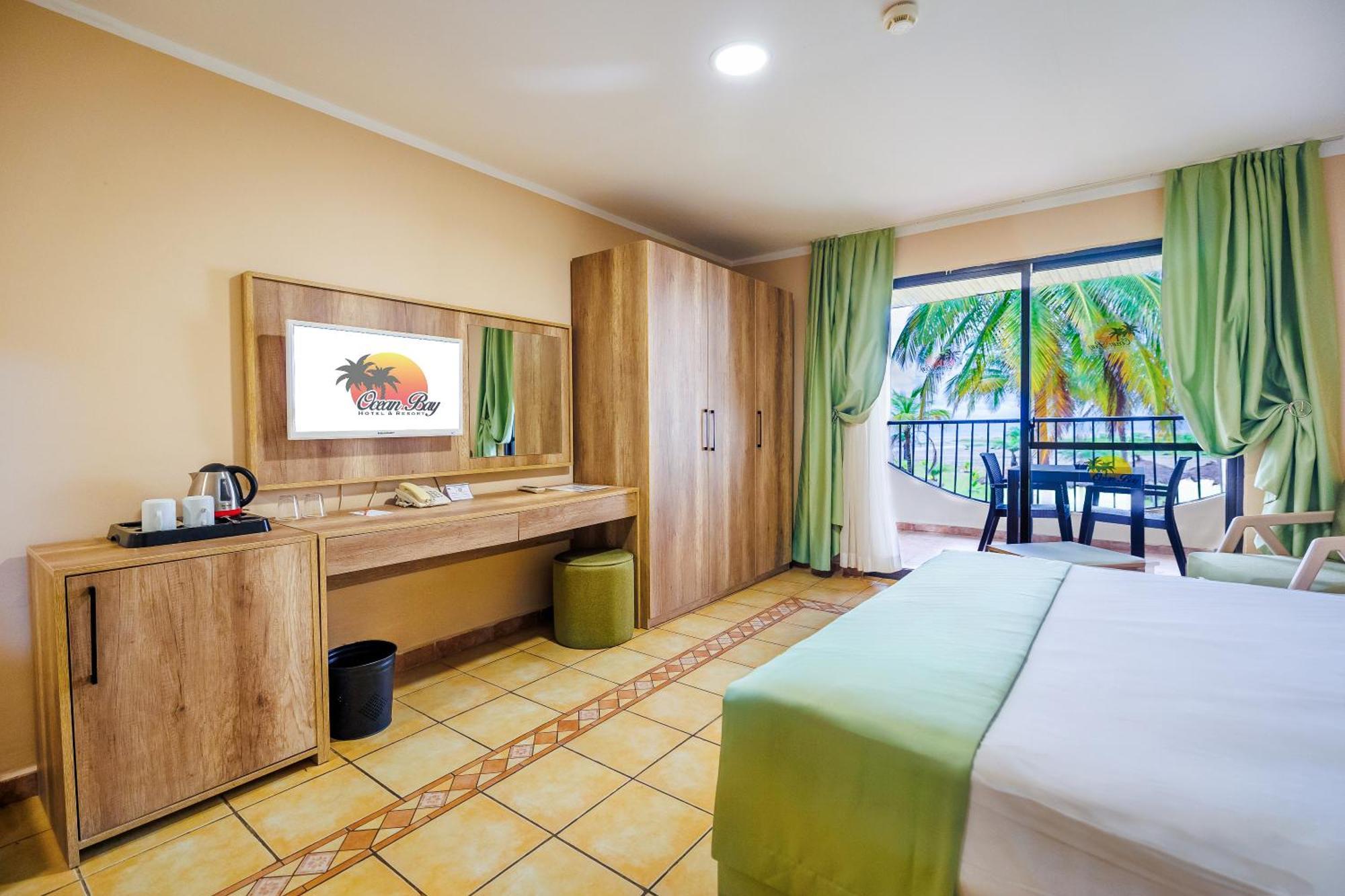 Ocean Bay Hotel & Resort Bakau エクステリア 写真