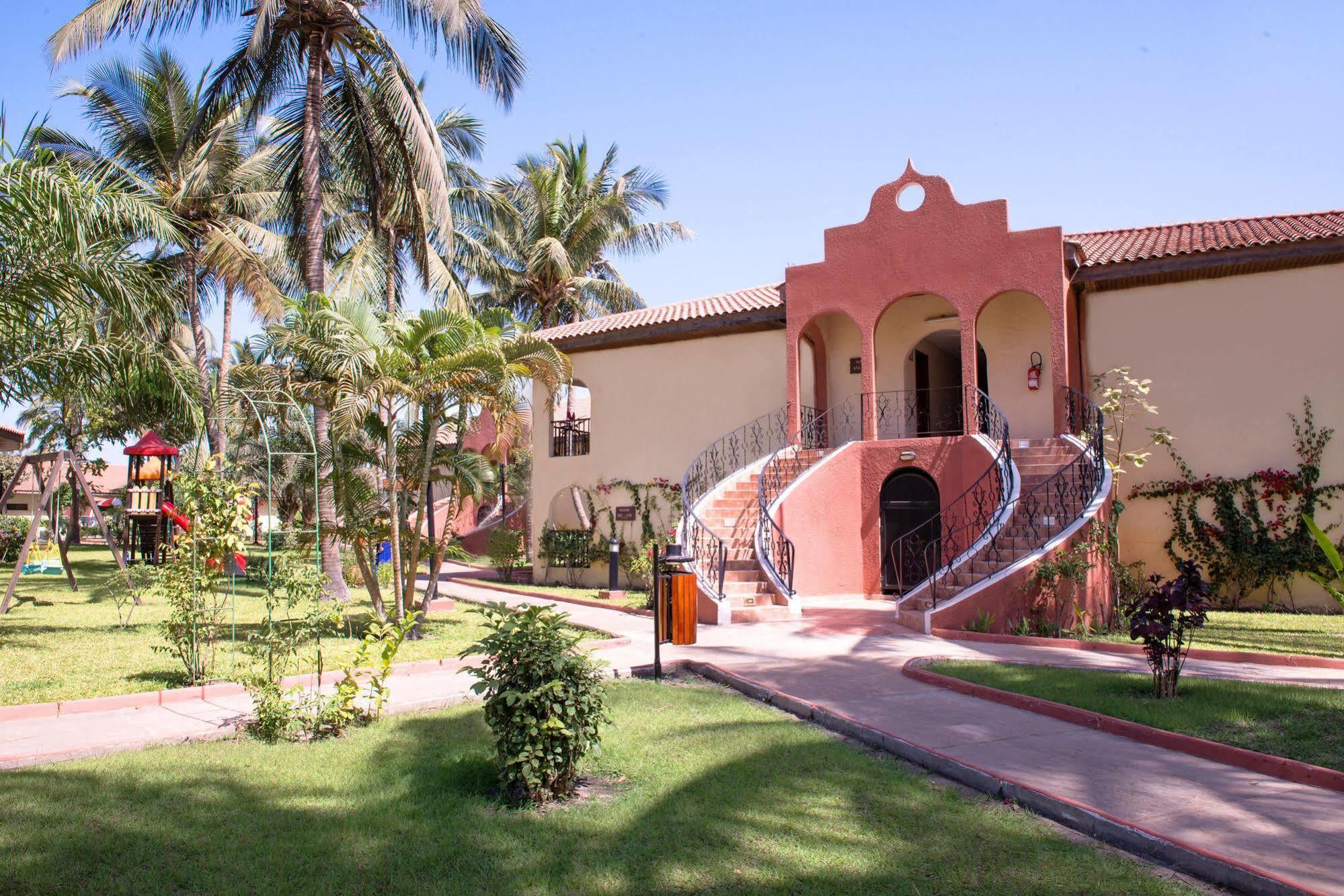 Ocean Bay Hotel & Resort Bakau エクステリア 写真