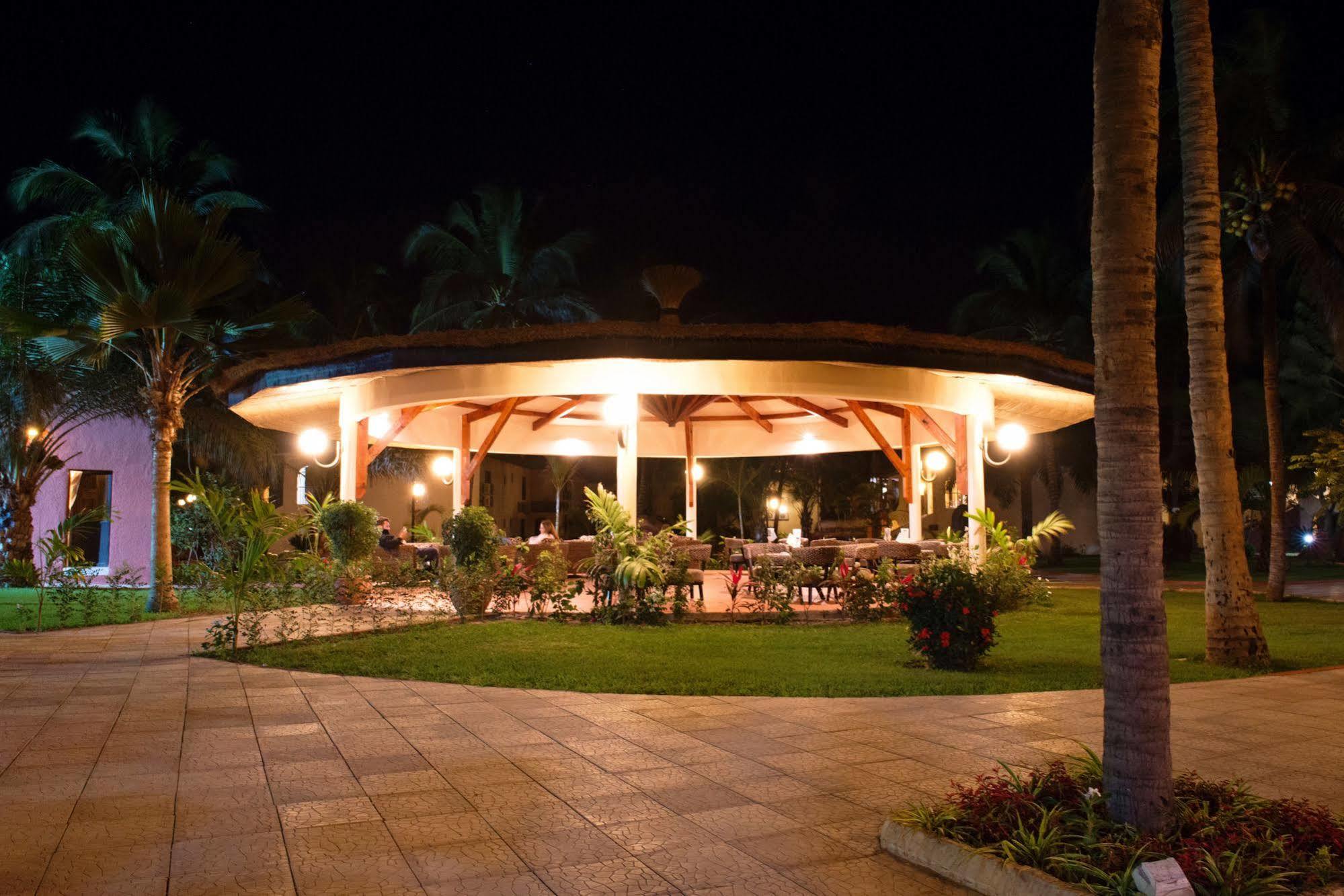 Ocean Bay Hotel & Resort Bakau エクステリア 写真